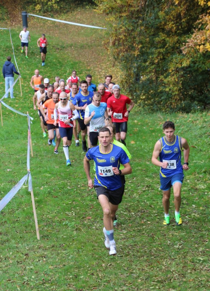 Das Feld der Männer-Langstrecke, angeführt von Christoph Friedl (li. Start-Nr. 1149) und Jonathan Schubert (re. Start-Nr. 1138) 