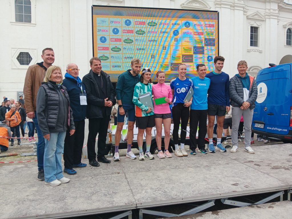 Siegerehrung des Hauptlaufs (v.li.) Elisabeth Wolf, Johannes Asenbauer (beide stellvertr. DJK-Vorsitzende), DJK-Diözesanvorsitzender Stadtrat Siegfried Kapfer, Bischof Dr. Stefan Oster SDB, Jan Worring, Lena Absmeier, Alice Dittlmann, Linda Meier, Tobias Schreindl, Jonas Storch und DJK-Geschäftsführer Philipp Roos.