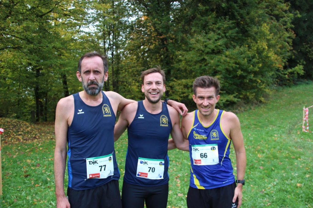Der Sieger der Männer-Langstrecke über 6000 m Stephan Deckwerth, eingerahmt von 
Michael Kirchberger (li.) und Mario Bernhardt (re.)