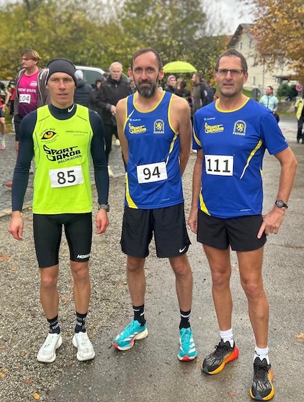 Das erfolgreiche LG-Trio (v.li.) Gesamtsieger Tobias Schreindl, 
Gesamtzweiter Michael Kirchberger und der schnellste 55jährige Manfred Ammerl
