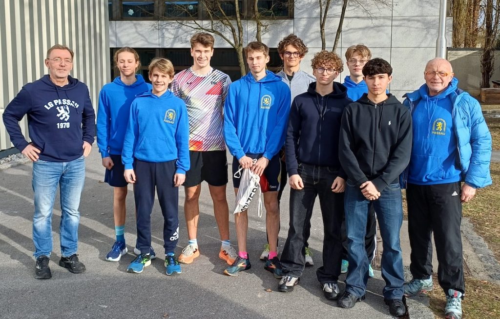 Das erfolgreiche LG-Team mit (v.li.) Trainer Thomas Scharinger, Tim Kopfinger, Valentin Breinfalk, Moritz Storch, Linus Kieninger, Florentin Killersreiter, Betreuer Elias Lohschmidt, Vincent Engelmann, Alexander Thiem und LG-Vorstand und Trainer Siegfried Kapfer