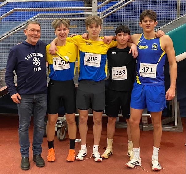 Trainer Thomas Scharinger (li.) mit der erfolgreichen 4x200-m-Staffel 
(v.li.) Tim Zauner, Vincent Engelmann, Alexander Thiem und Florentin Killersreiter