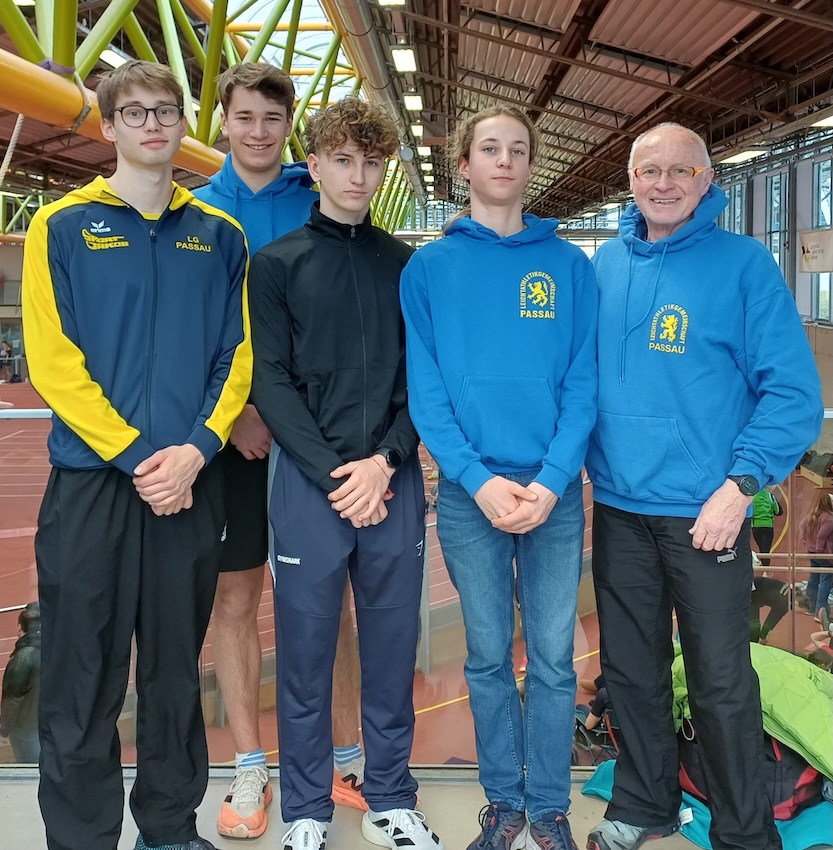 Am Sonntag am Start (v.li.) Linus Kieninger, Moritz Storch, Elias Loschmidt und Tim Kopfinger mit Trainer und LG-Vorstand Siegfried Kapfer