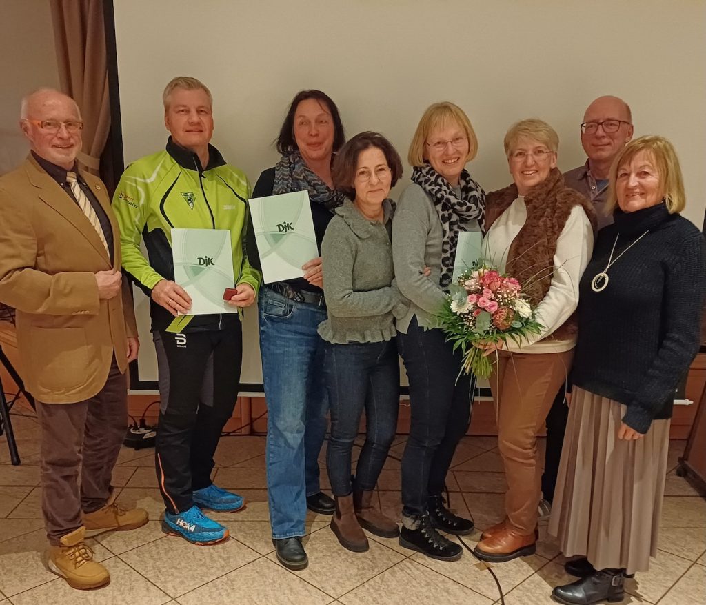 Eingerahmt von der Eintracht-Vorsitzenden Elisabeth Wolf (1.v.re.) und dem  DJK-Diözesanvorsitzendem Siegfried Kapfer (1.v.li.) die Geehrten (v.li.) Frank Burkhart, Gerti Sandner, Elisabeth Hein, Karin Weinert, Karin Brand und Abteilungsleiter Torsten Weinert