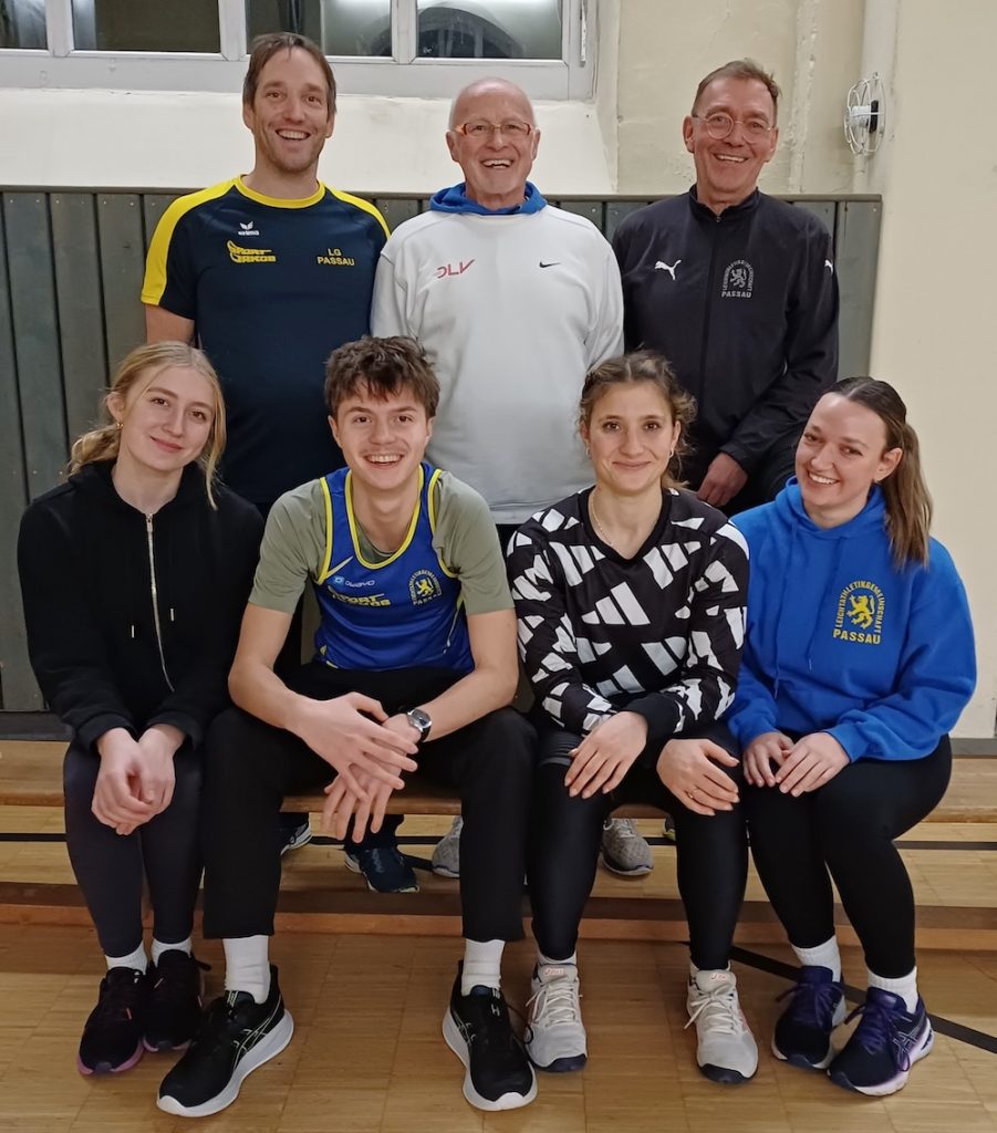 Auf dem Bild ein Teil des Trainer-Teams, das für den LG-Nachwuchs verantwortlich zeichnet (vorne v.li.) Carolina Galla, Niklas Brandl, Dilara Seidenschwarz und Lea Scharinger, (hinten v.li.) Caspar Hüsken, LG-Vorstand Siegfried Kapfer und Thomas Scharinger
