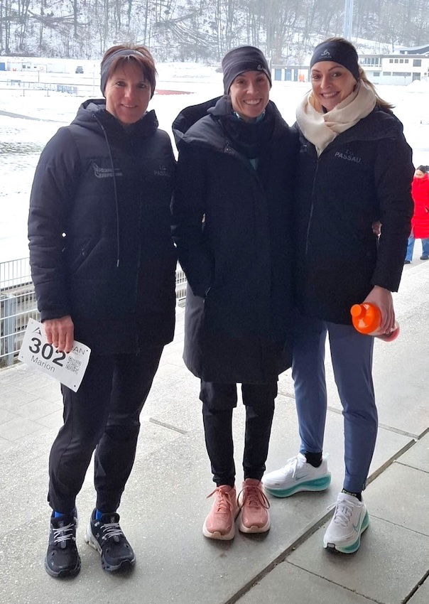 Frauensiegerin Eva Schultz, eingerahmt von Marion Krautloher (li) und der Zweitplatzierten und ehemaligen LG`lerin Jana Vogel