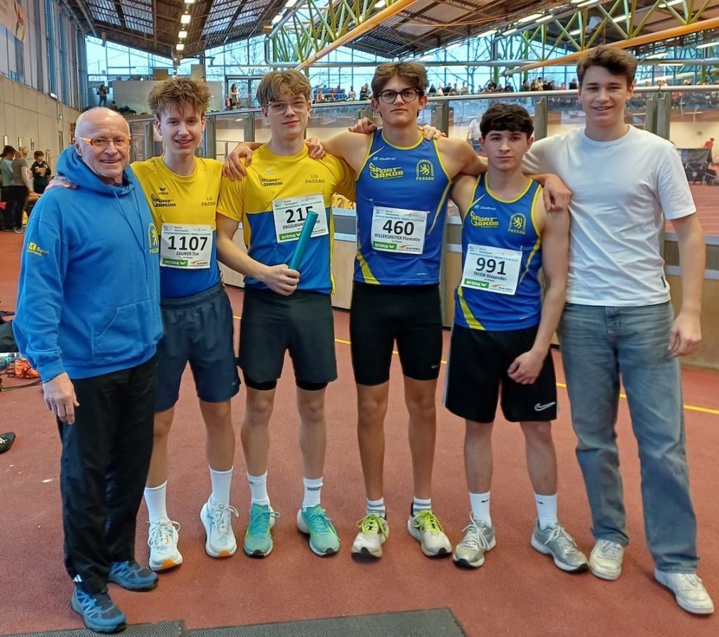 Eingerahmt von Betreuer Moritz Storch (re.) und LG-Vorstand und Trainer Siegfried Kapfer (li.) die U18-4x300-m-Staffel mit (v.li.) Tim Zauner, Vincent Engelmann, Florentin Killers-reiter und Alexander Thiem