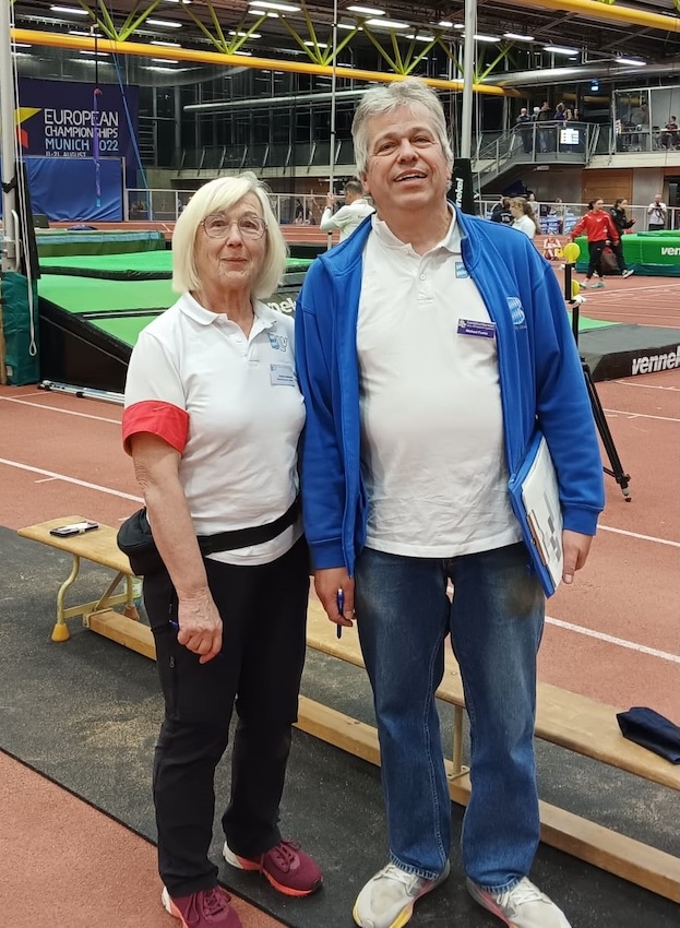 Als Schiedsrichterin Bahn im Einsatz Centa Hollweck mit dem Münchner Einsatzleiter Michael Funke