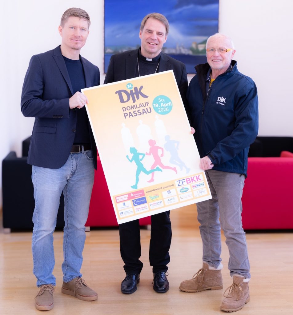 DJK-Geschäftsführer Philipp Roos, Bischof Dr. Stefan Oster SDB und DJK-Diözesanvorsitzender Stadtrat Siegfried Kapfer