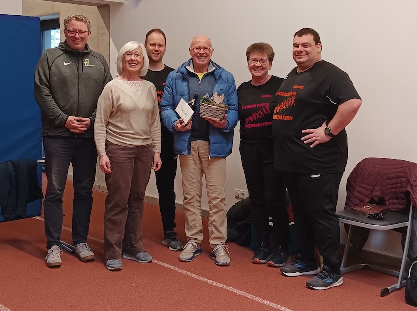 Glückwünsche zum 70. Geburtstag von Siegfried Kapfer (3. von rechts) überbrachten Jochen Schweitzer (v. l.), Aufsichtsratsvorsitzender des Deutschen Leichtathletik-Verbandes, Bezirksvorsitzende Centa Hollweck, Lehrwart Tobias Dausch, Schatzmeisterin Michaela Eichhorn und Kader-Koordinator Andreas Schaub