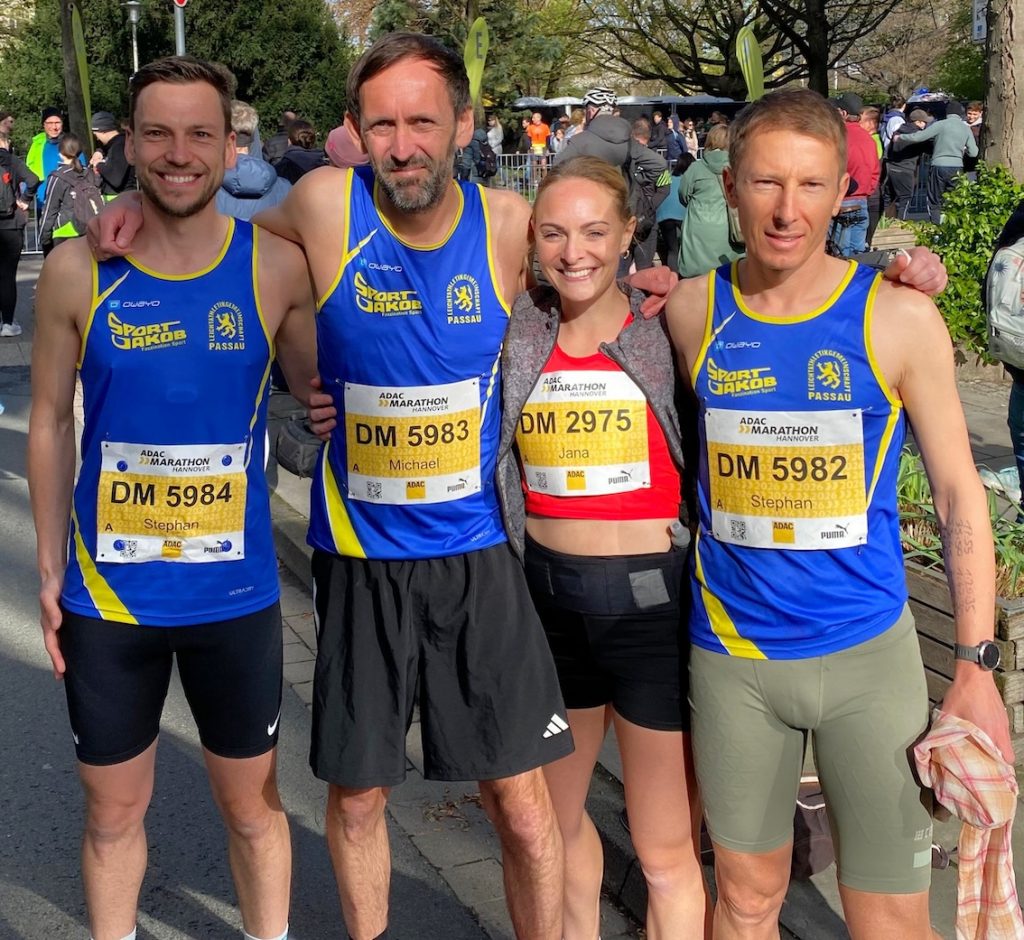 Das erfolgreiche LG-Marathon-Trio (v.li.) Stephan Deckwerth, Michael Kirchberger und Stephan Fruhmann mit ihrer ehemaligen Mannschaftskollegin Jana Vogel (SWC Regensburg), die aufgrund muskulärer Probleme bei Kilometer 30,5 das Rennen hatte beenden müssen