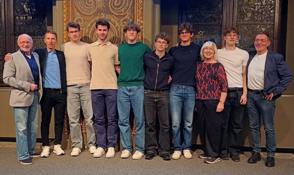 Die Abordnung der LG-Teilnehmer wurden eingerahmt von Trainer Thomas Scharinger (ganz rechts), der BLV-Bezirksvorsitzenden und stellvertretende LG-Vorsitzenden Centa Hollweck und dem LG-Vorsitzenden und Stadtrat Siegfried Kapfer (ganz links).