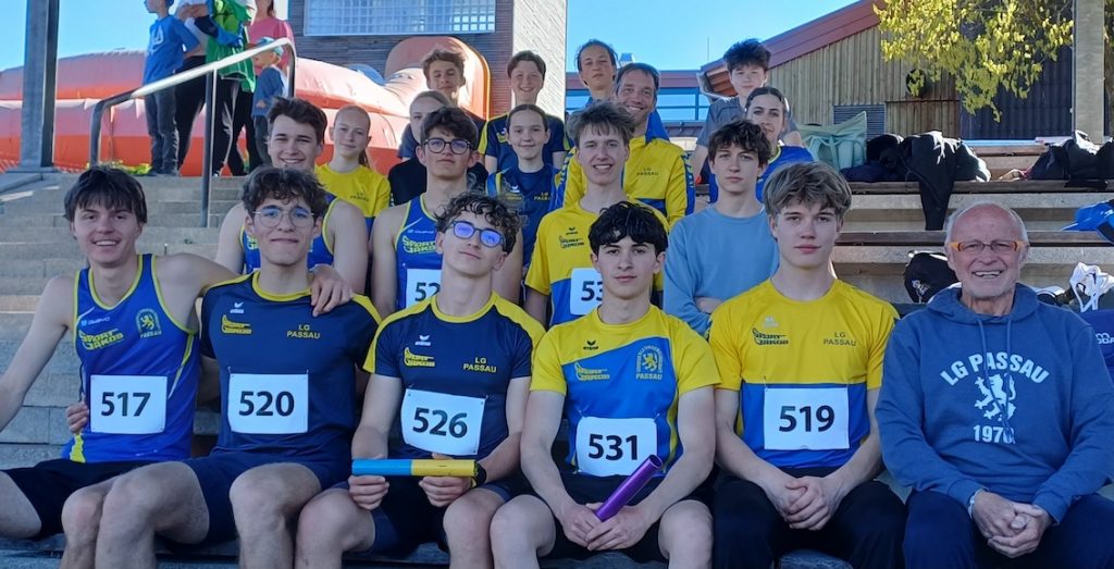 Das LG-Team mit (obere 4. Reihe v.li.) Valentin Breinfalk, Felix Brandl, Tim Kopfinger und Moritz Brandl (3. Reihe v.li.) Emilia Seitz, Seraphina Mangold, Katharina und Caspar Hüsken und Cora Baier (2. Reihe v.li.) Moritz Storch, Florentin Killersreiter, Tim Zauner und Laurenz Neuser (1. Reihe v.li.) Niklas Brandl, Pierre Grünberger, Elias Lohschmidt, Alexander Thiem, Vincent Engelmann und LG-Vorstand und Betreuer Siegfried Kapfer