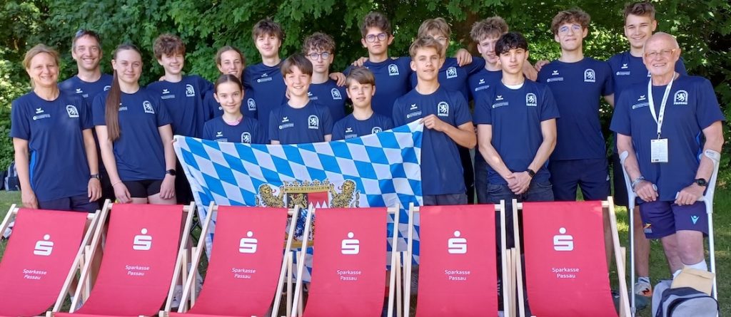 Das Leichtathletik-Aufgebot der LG Passau eingerahmt von ihren Betreuern (v.li.) Gaby Kopfinger, Caspar Hüsken und DJK-Diözesanvorsitzender Stadtrat Siegfried Kapfer (1.v.re.)