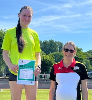 DJK-Bundessiegerin über 5.000 m Ida Kirchberger mit der DJK-Leichtathletik Bundesfachwartin Isabelle Rhine
