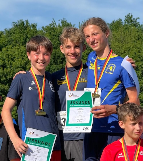 DJK-Bundessieger - 3 x1000-m-Staffel M U16 (v.li.) Felix Brandl, Valentin Breinfalk und Tim Kopfinger