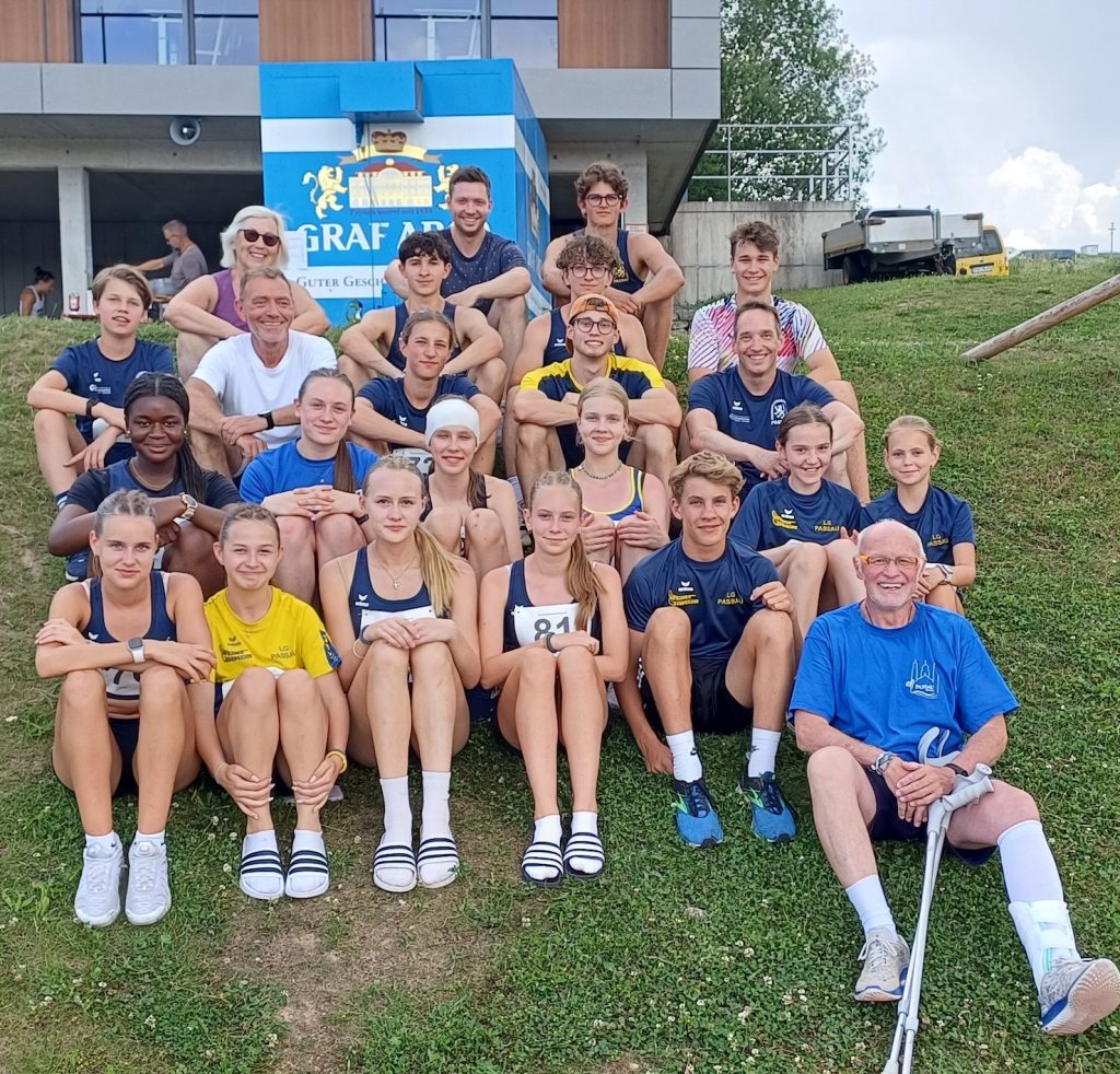 Das LG-Team mit
(obere Reihe v.li.) Betreuer Till Sobotta und Florentin Killersreiter
(darunter v.li.) Leichtathletik-Bezirksvorsitzende Centa Hollweck, Alexander Thiem, Elias Lohschmidt und Moritz Storch
(darunter v.li.): Konstantin Lemmerich, Trainer Thomas Scharinger, Tim Kopfinger, Linus Kieninger und Trainer Caspar Hüsken
(darunter v.li.): Amindat Saka, Ida Kirchberger, Paula Pröstler, Beata Pereiaslova,der  Katharina Hüsken und Marie Seitz
(untere Reihe v.li.): Marlene Lustig, Emily Stinzendörfer, Seraphina Mangold, Emilia Seitz, Valentin Breinfalk sowie Trainer und LG-Vorstand Siegfried Kapfer