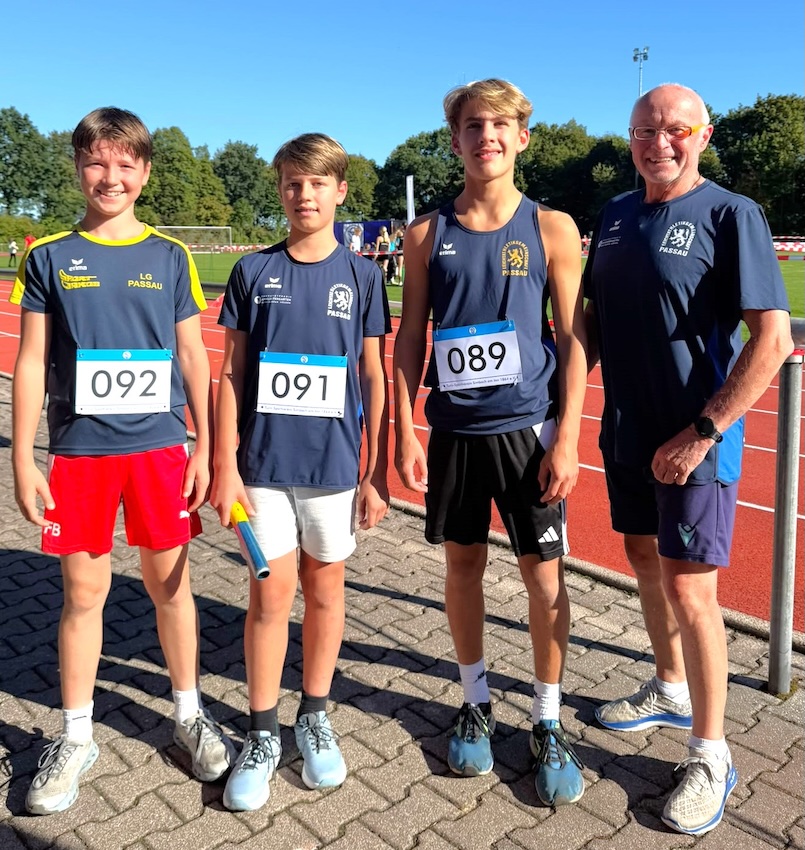 Niederbayerischer Meister über 3x800 m -Trio (v.li.) Felix Brandl, Konstantin Lemmerich und Valentin Breinfalk mit Trainer und LG-Vorstand Siegfried Kapfer