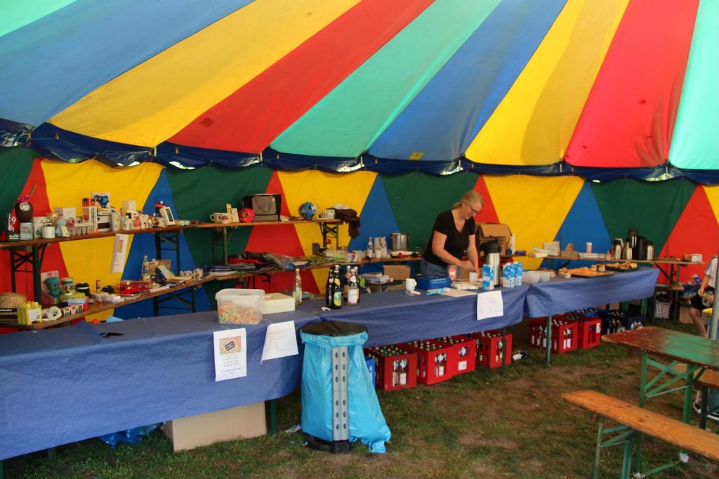 Beliebte Anlaufstelle natürlich auch unser Circus-Zelt, wo für das leibliche Wohl gesorgt wird und zudem dem Glückspiel, sprich der Tombola gefrönt wird