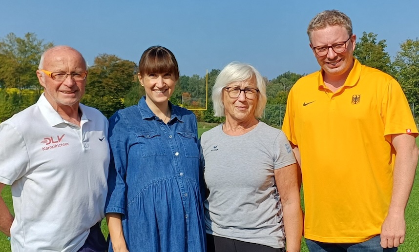 Strahlende Gesichter gab es vom DLV-Aufsichtsratsvorsitzenden (v.re.) Jochen Schweitzer mit Centa Hollweck, Stefanie Auer und Siegfried Kapfer.