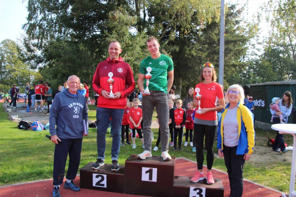 Ehrung für die teilnehmerstärksten Vereine durch den LG-Vorsitzenden und Stadtrat Siegfried Kapfer und seine Stellvertreterin Centa Hollweck und gleichzeitig Vorsitzende des Leichtathletik-Bezirks Niederbayern.