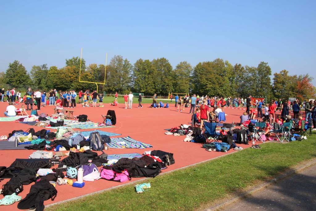 Strahlender Sonnenschein ermöglichte Leichtathletik zum Anfassen. Oder erinnerte an einen Campingplatz?