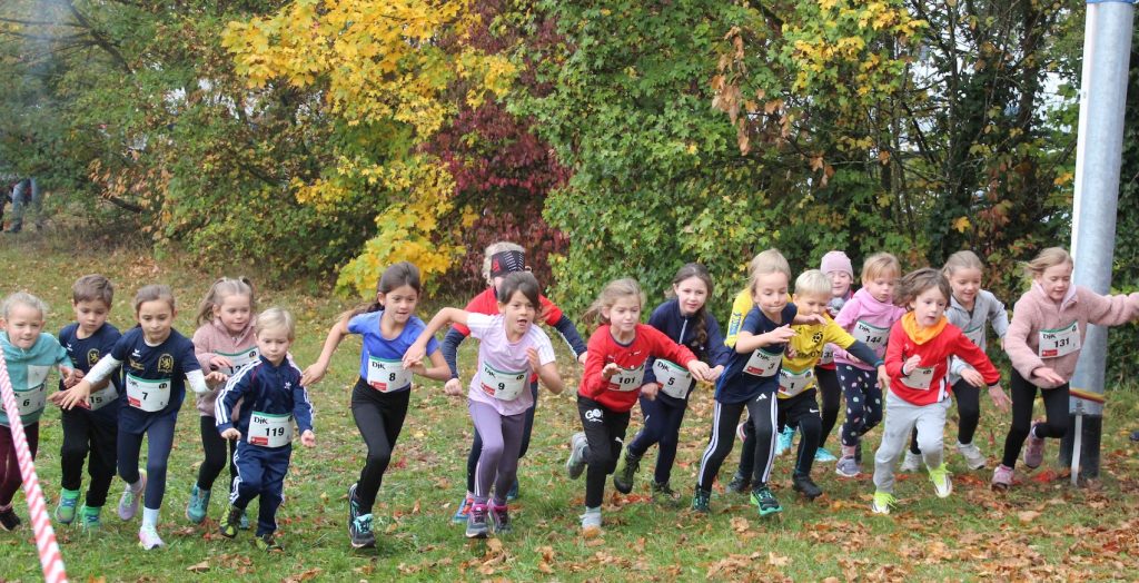 Start des ersten Laufs mit den sechs- und siebenjährigen Schülerinnen und Schülern über 350 m