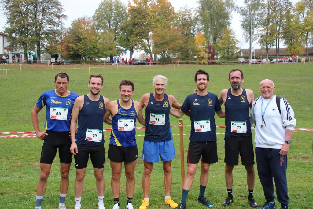 Das Männer-Langstreckenteam der LG Passau mit (v.li.) Christoph Friedl, dem 
Gesamtsieger Stephan Deckwerth, Mario Bernhardt, Volker Kopp, Cyprien Brabant, 
Michael Kirchberger sowie DJK-Diözesanvorsitzender und Organisator Siegfried 
Kapfer.