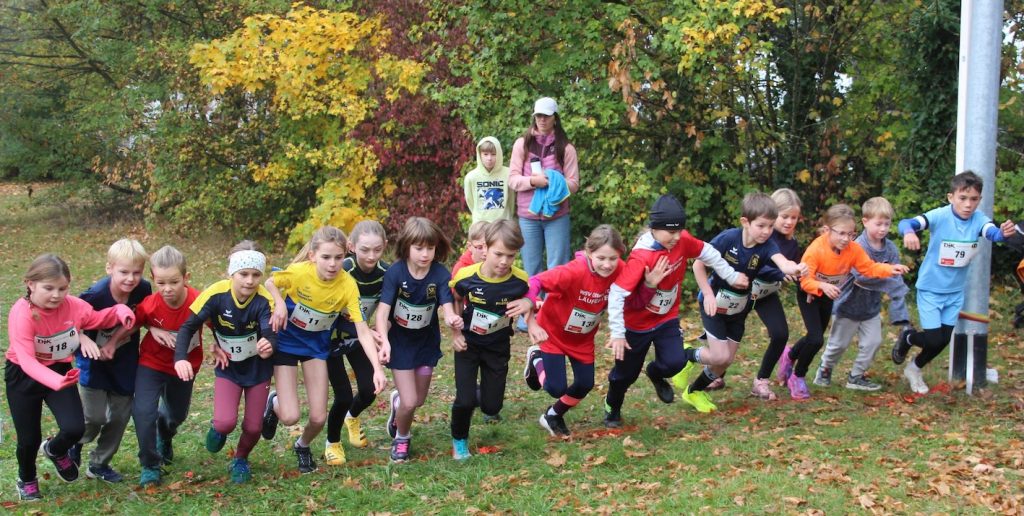 Start des zweiten Laufs über 350 m, wo die acht- und neunjährigen Schülerinnen und Schüler auf die 350-m-Strecke gingen 
