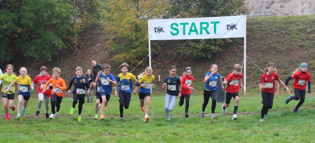 Start des 10- und 11jährigen Nachwuchses über die 600-m-Runde